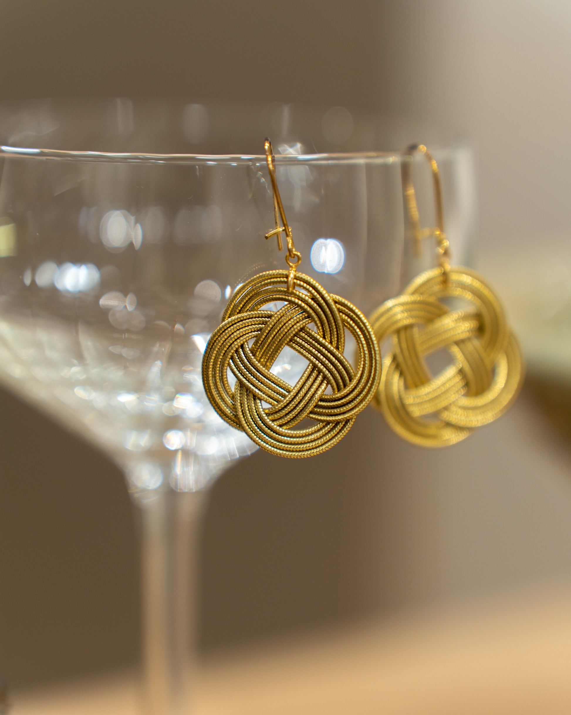 Boucles d’Oreilles Tressées Rondes – Doré Signature