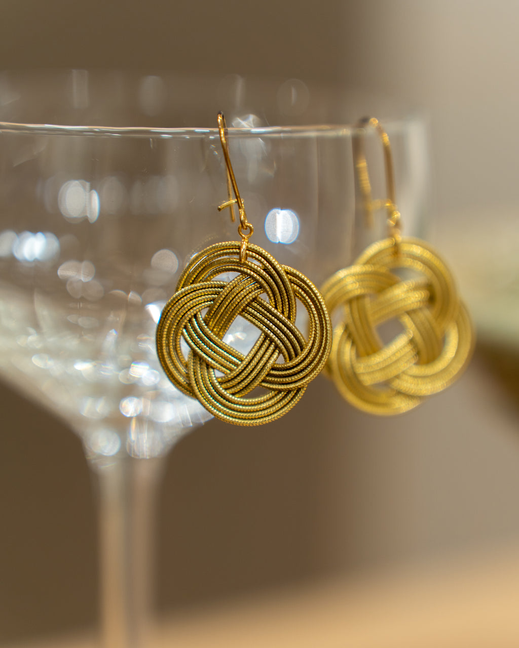 Boucles d’Oreilles Tressées Rondes – Doré Signature