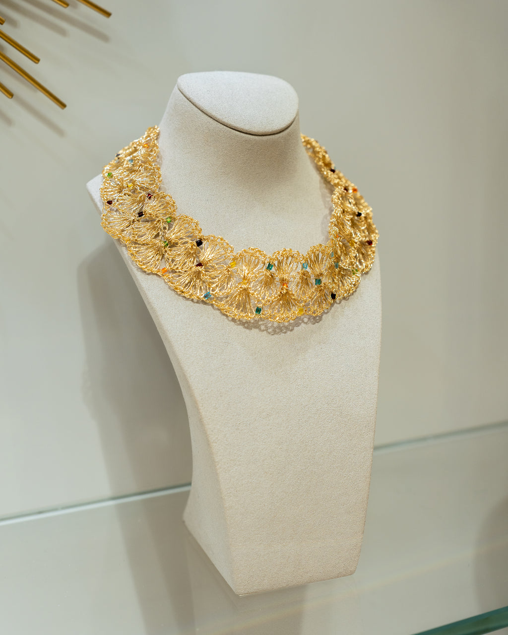 Maxi Collier Coquillages Dorés & Perles Nacrées – Crochet d’Art