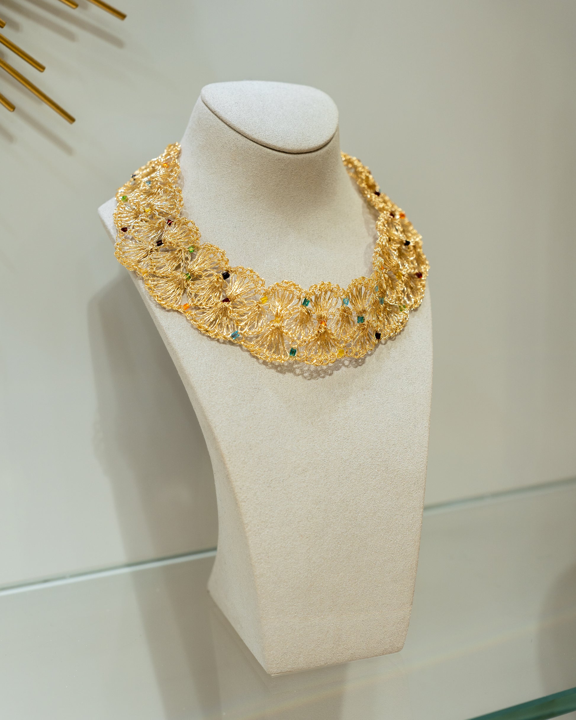 Maxi Collier Coquillages Dorés & Perles Nacrées – Crochet d’Art