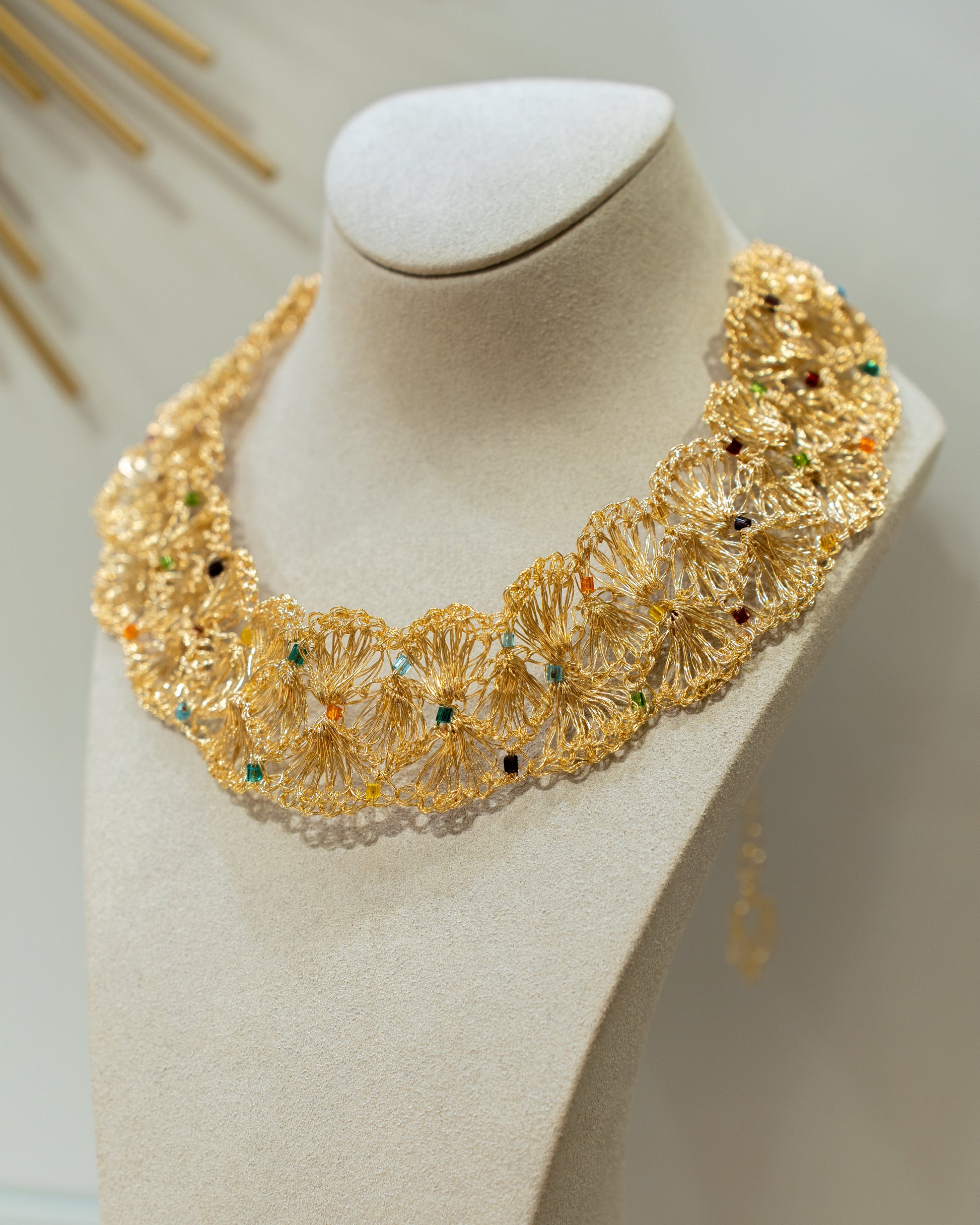 Maxi Collier Coquillages Dorés & Perles Nacrées – Crochet d’Art