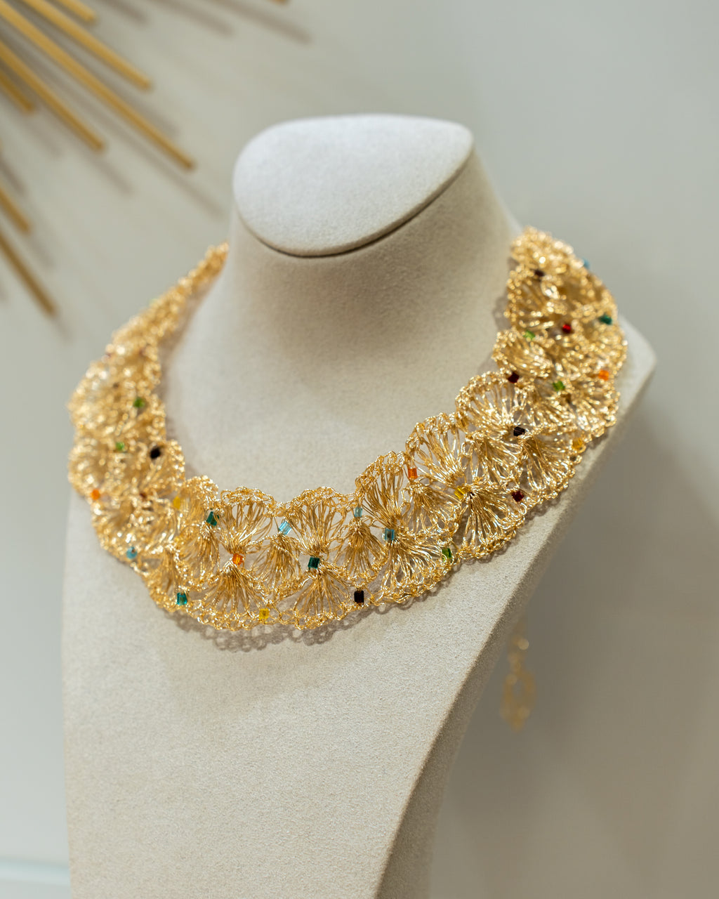 Maxi Collier Coquillages Dorés & Perles Nacrées – Crochet d’Art