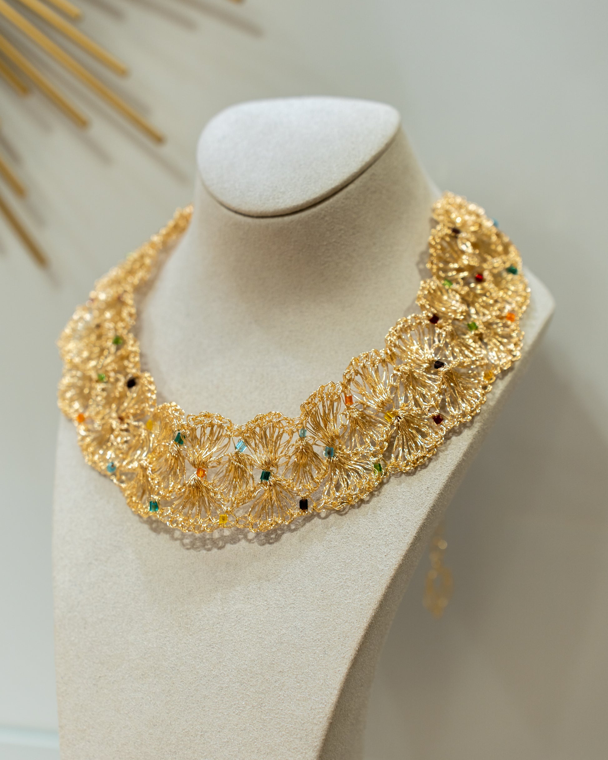 Maxi Collier Coquillages Dorés & Perles Nacrées – Crochet d’Art