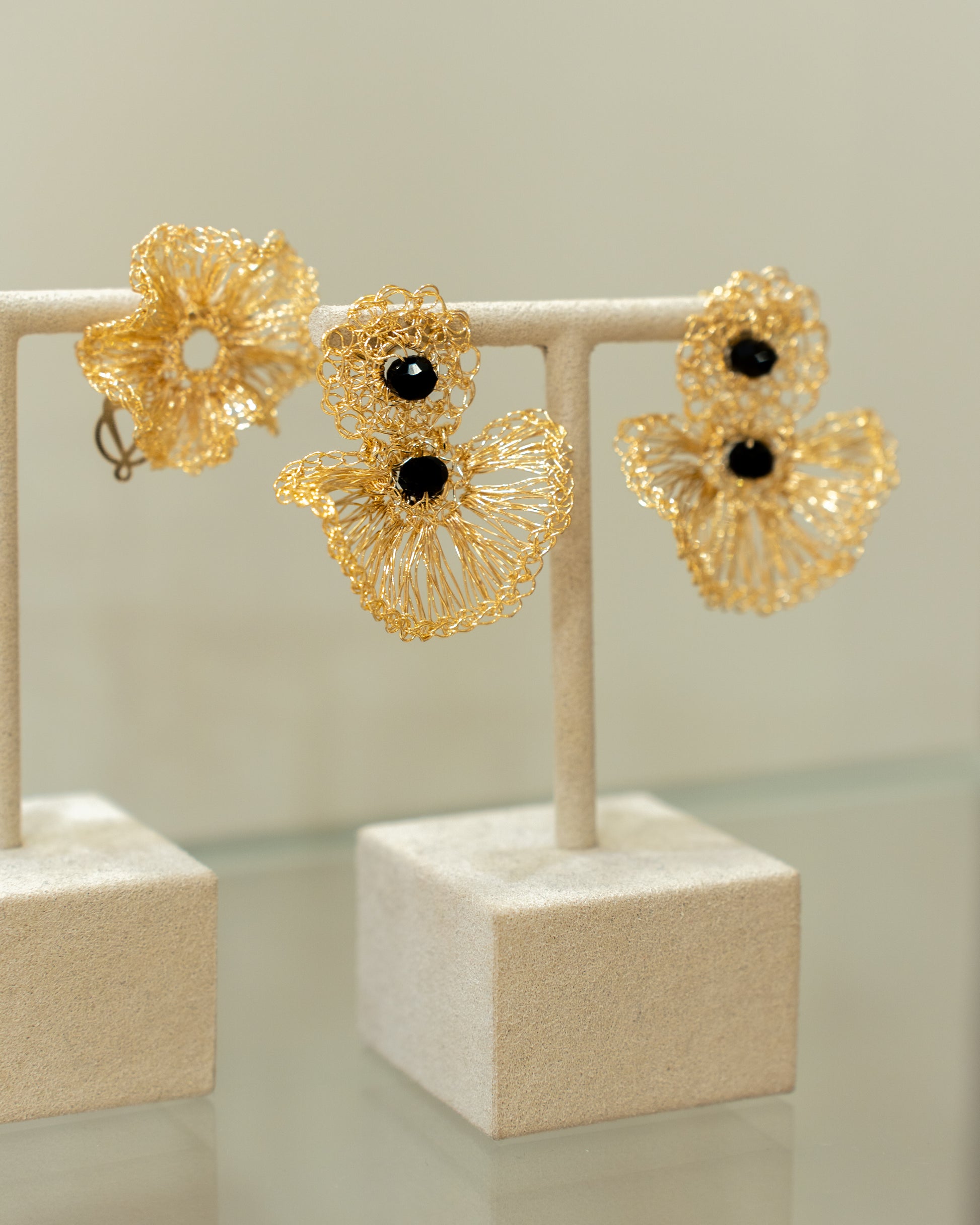 Boucles d’Oreilles Coquillage Noir & Or – Crochet d’Art