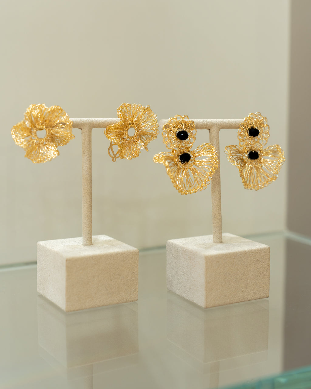 Boucles d’Oreilles Coquillage Noir & Or – Crochet d’Art