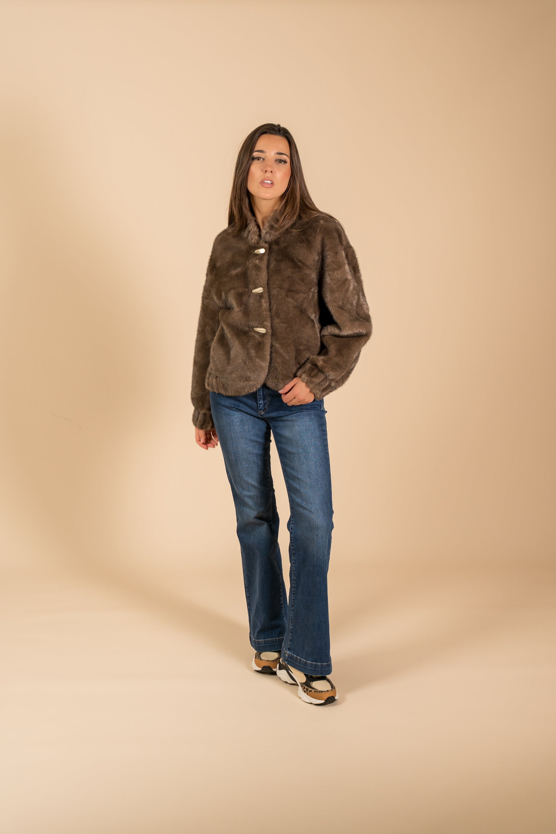 Veste en fausse fourrure à boutons corne