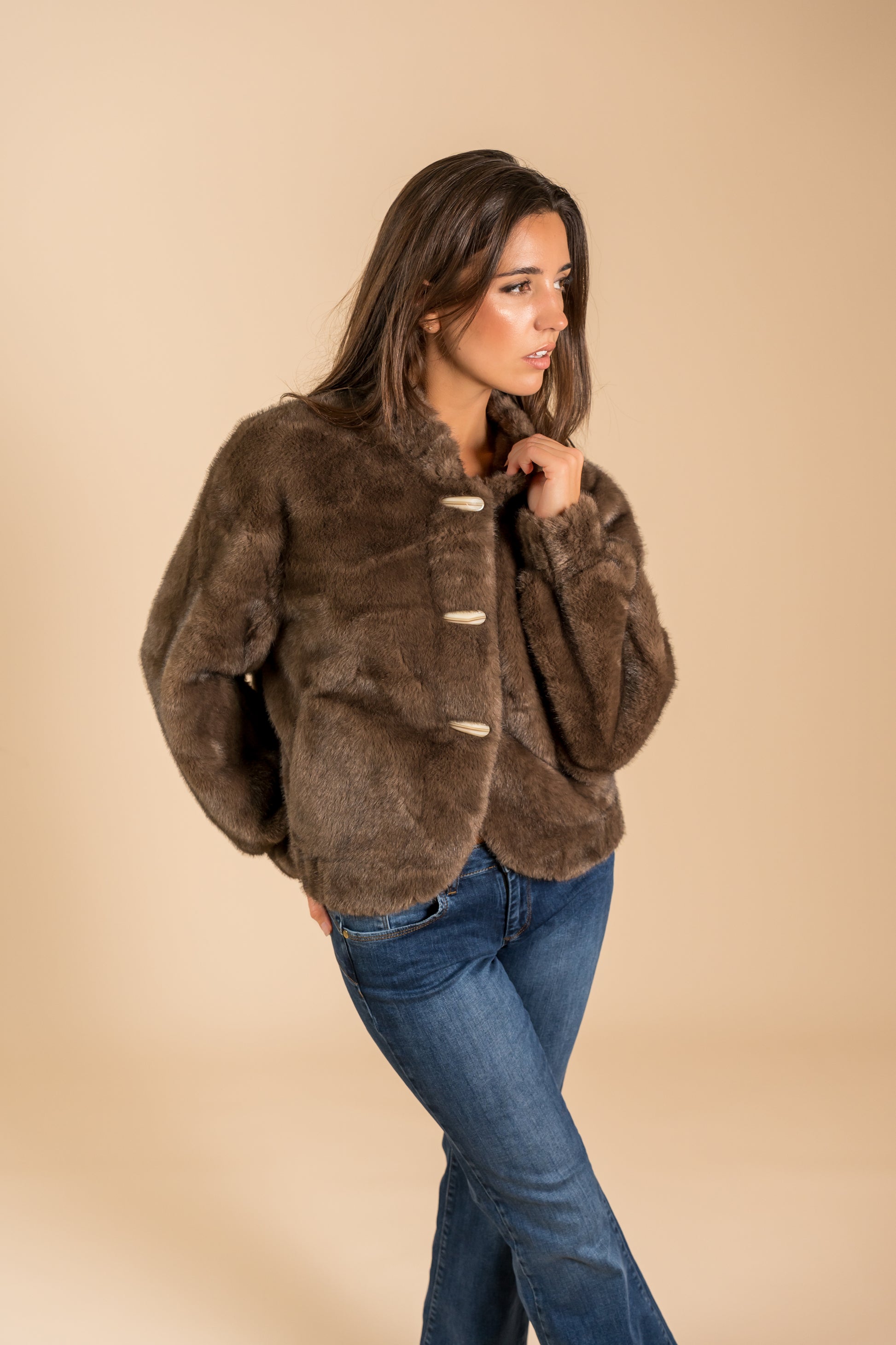 Veste en fausse fourrure à boutons corne