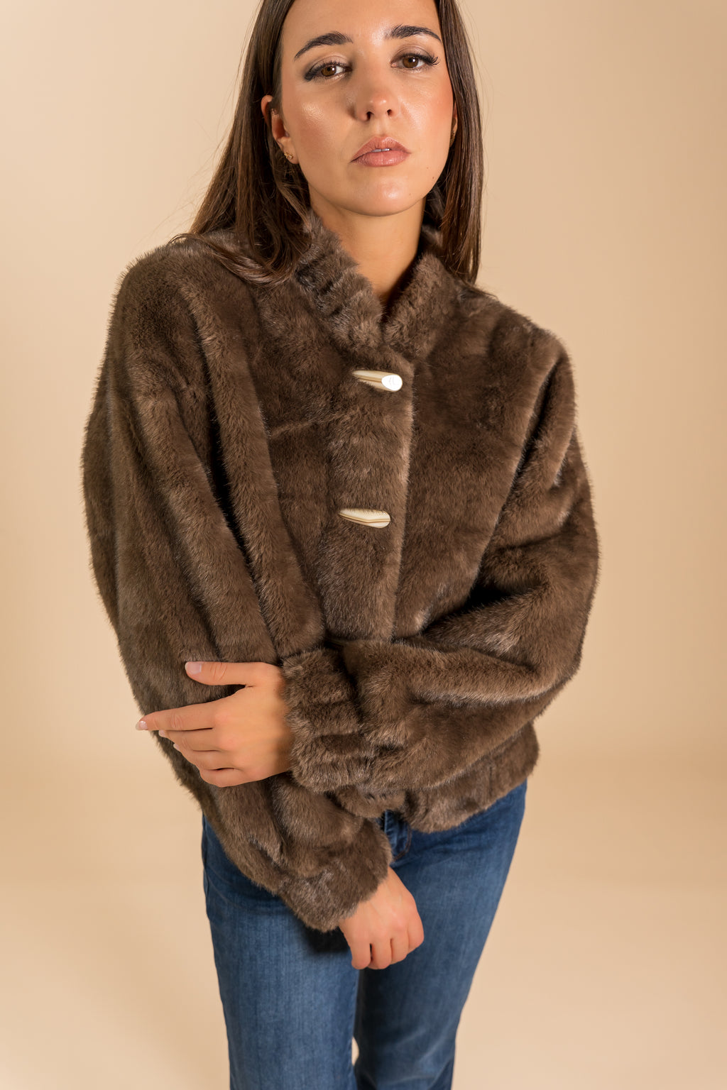 Veste en fausse fourrure à boutons corne