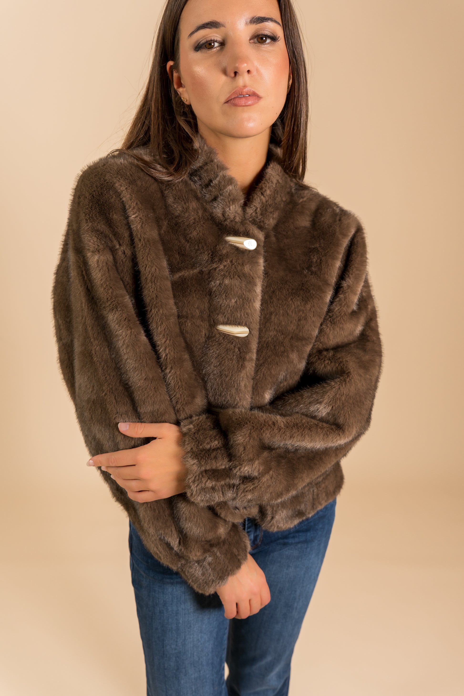 Veste en fausse fourrure à boutons corne