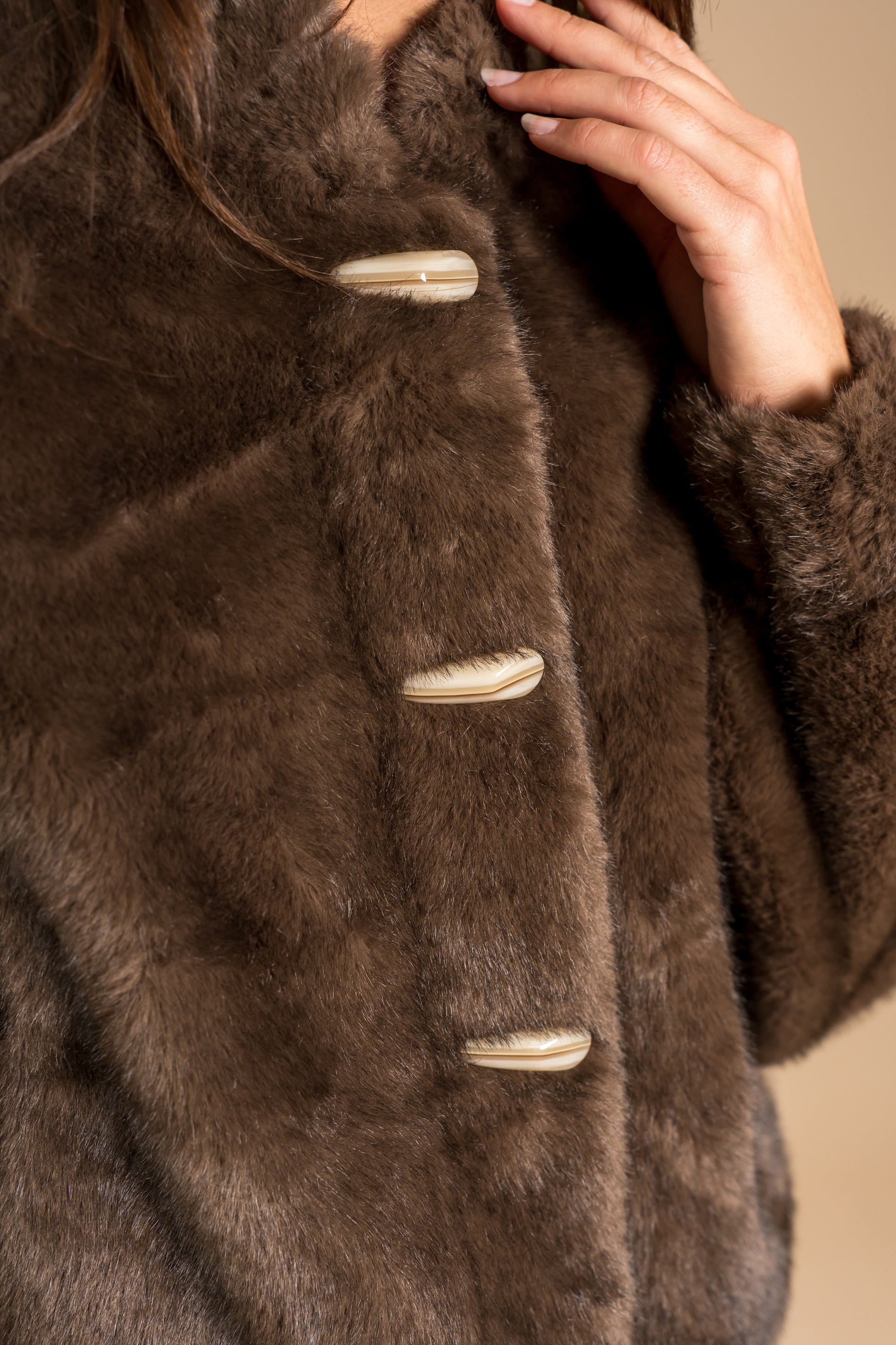 Veste en fausse fourrure à boutons corne