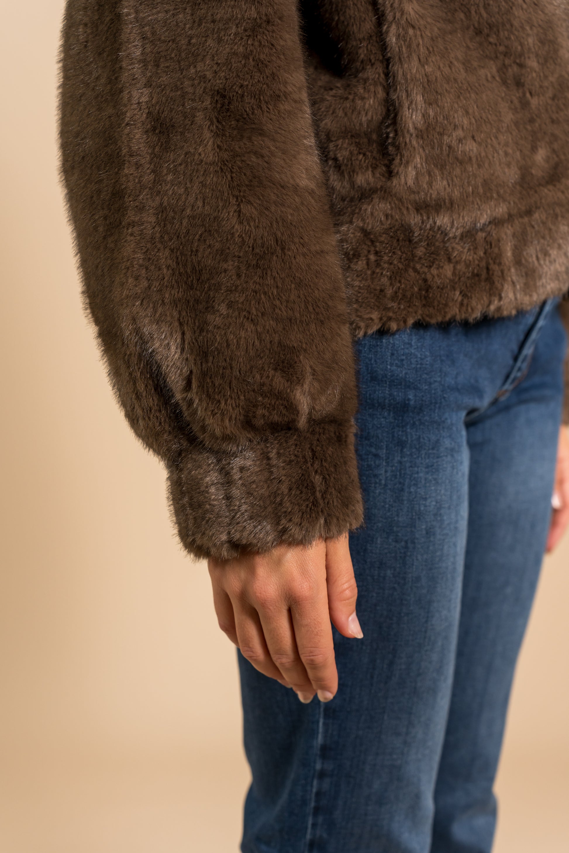 Veste en fausse fourrure à boutons corne